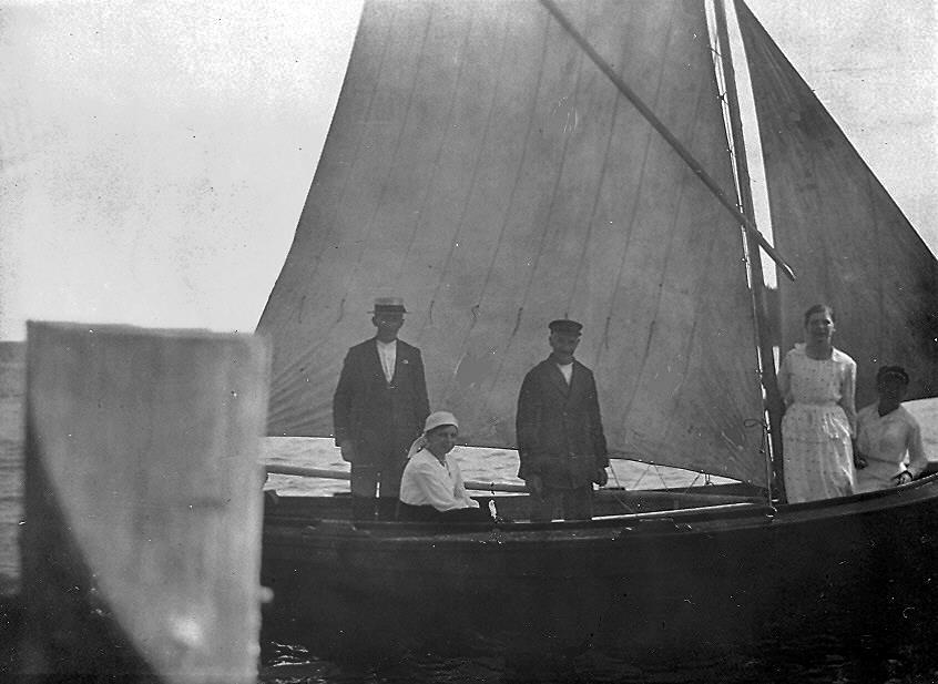 Utfärd med Ivar Johansson båt. Med är bl.a. Gunnar Johansson och Johan Olsson Stormbäcken 1:13. Den västligaste av gårdarna.