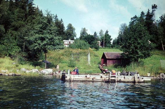 Britelund till vänster och