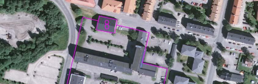 Ortofoto med fastighetsgränserna till Förrådet 8 (lilla, norra) och 4 (stora, södra) förtydligade i lila.