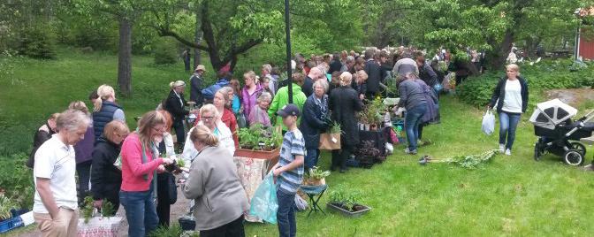 Höstväxtloppis Komihågruta vill gå anmäld söndag 3 september I år kör vi höstväxtloppis på samma ställe som vårens loppis, på Café Nytorp vid Källbrinks IP i Huddinge.