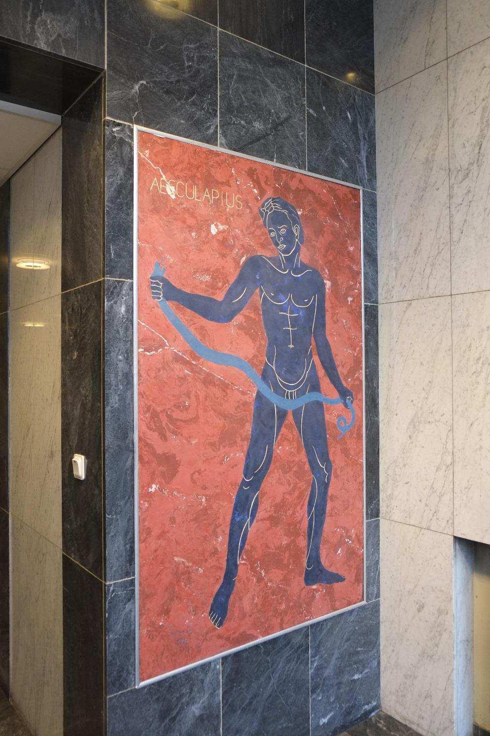 10 (16) Interiör Konstverk föreställande den grekiske halvguden Asklepios i trapphall. Byggnadens sju plan innehåller parkeringshus, kontors-, verkstads-, labb-, och lagerlokaler.