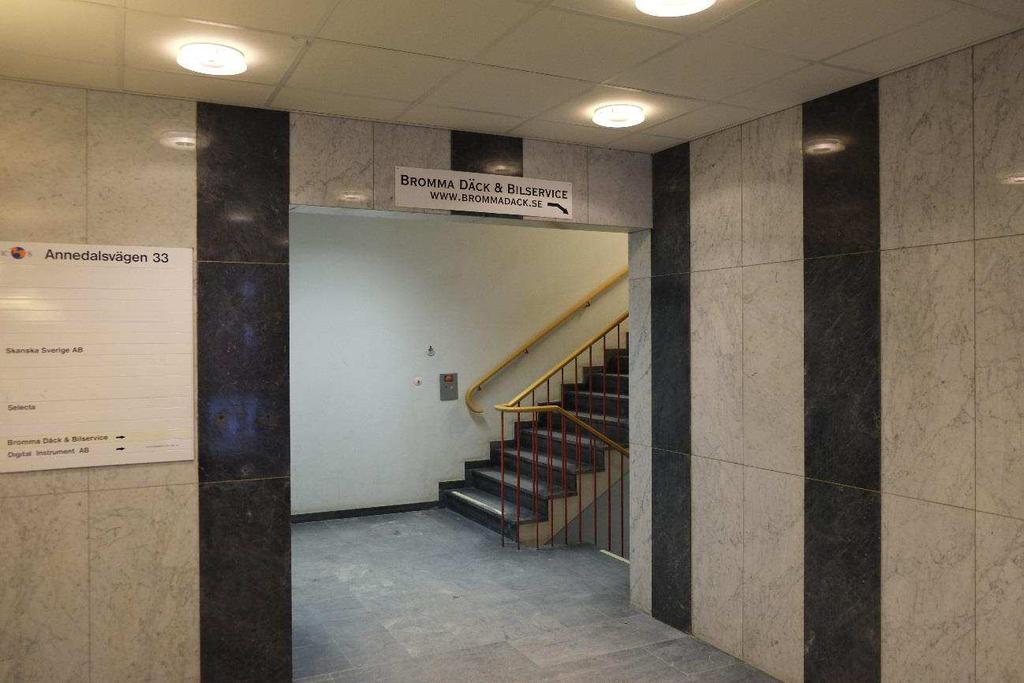 12 (16) Trapphall med