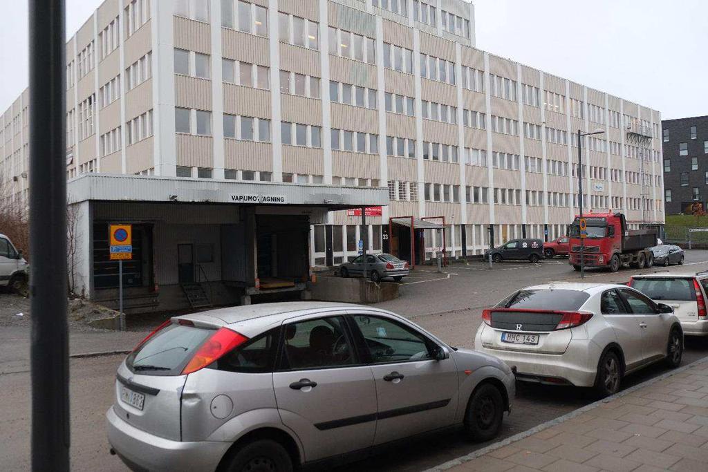 15 (16) Byggnadens nordöstra fasad med senare tillbyggd lastkaj på hörnet.