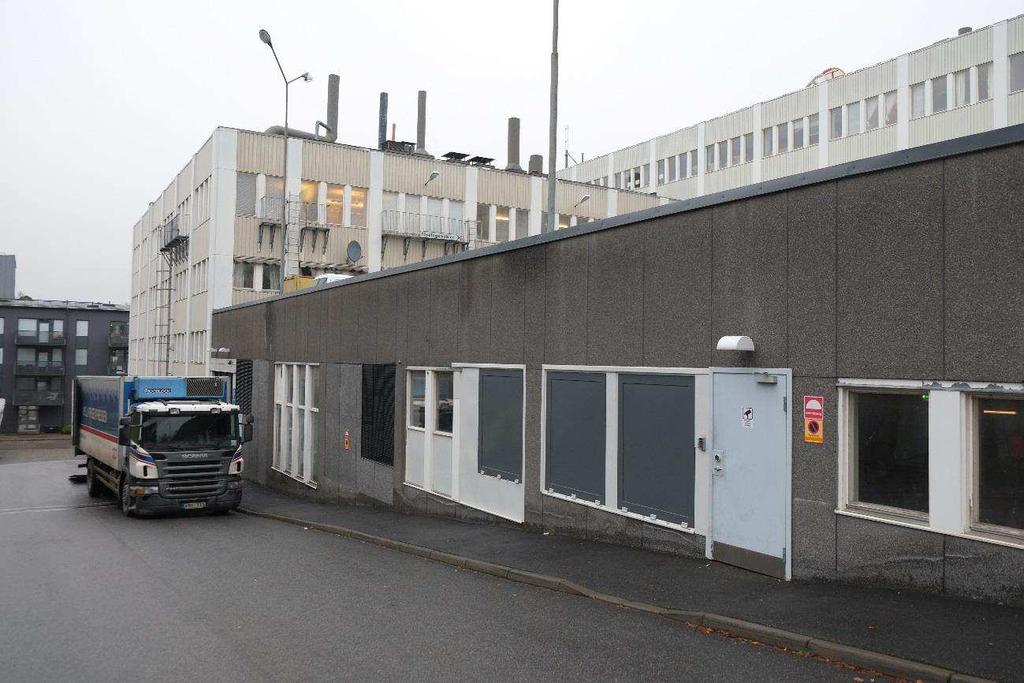 mellan vertikala pilastrar klädda med vit