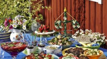 Midsommarfest Onsdagen den 20 juni kl 12.30 Firar vi midsommar här på Bruksgården.