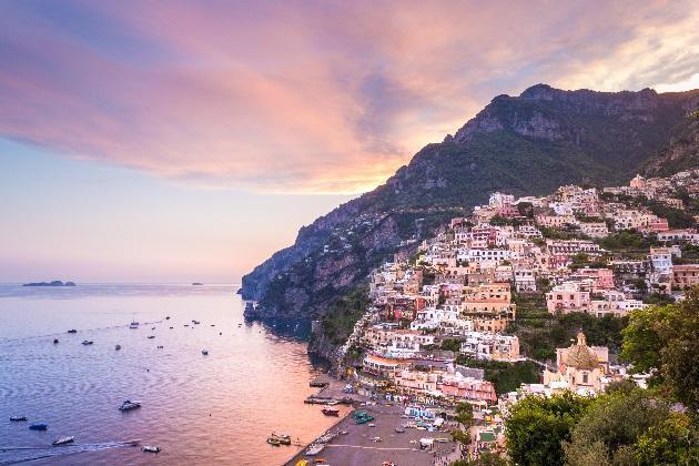 IDYLLISK VANDRING BLAND SORRENTOS PÄRLOR På denna härliga resa kommer vi att vandra på den vackra Sorrentohalvön och göra en båttur i Neapelbukten för att besöka ön Capri.