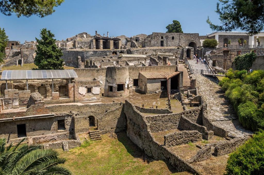 Dag 6 Pompeji och Vesuvius (F, M) Utflykten i dag går till ett unikt arkeologiskt område, Pompeji.