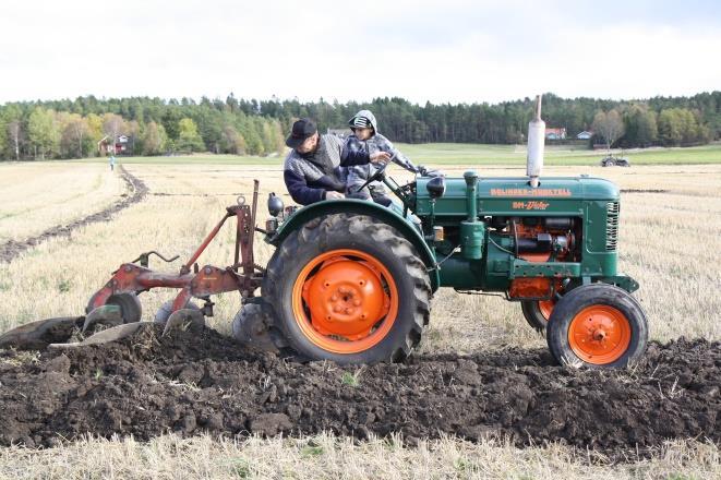 Den 8 oktober hölls Veterantraktorträff på Tova. Trots snålblåst besöktes träffen av många besökare för att se de välskötta ekipagen plöja sina fina fåror.