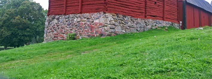 Överbyggnadens timmer fälldes vintern 1631/32. De långsmala gluggarna och fönstret i gavelröstet tillkom 1854.