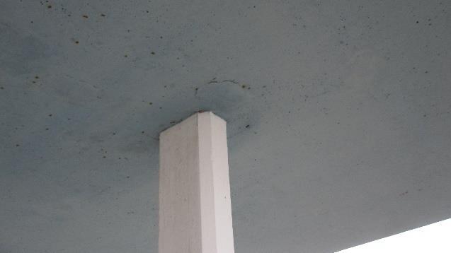1 Takterass Takterasserna av betonggolv, tegelmur och stålräcke. Sprickor i beläggningen. Rostutfällningar i tak.