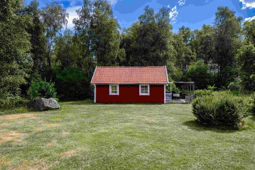 Övriga byggnader Mindre fritidshus använt för veckovis uthyrning genom Novasol. Bestående av kök, sovrum, dusch/toalett, altan/trädäck. Uppvärmning med direktverkande el, enskilt avlopp.