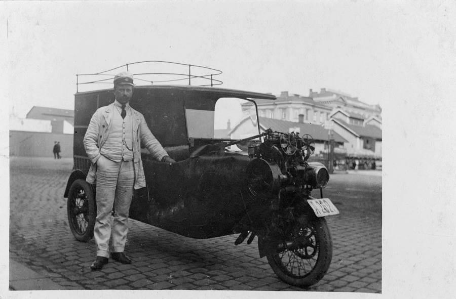 1903 Första försöken med biltransport I Stockholm testades den första bilen för postverket 1903. Den var tillverkad i Eskilstuna, hade sex hästkrafter och gjorde hela 15 kilometer i timmen.