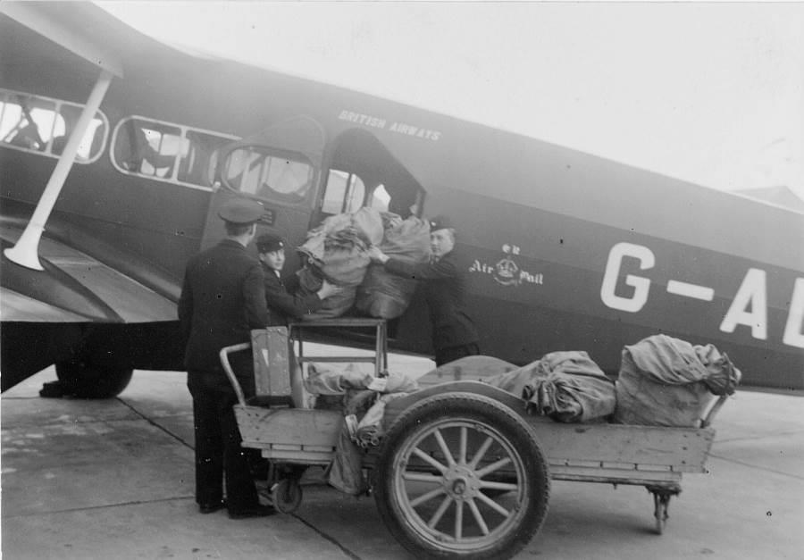 1911 Biltransport blir mer vanligt De första bilar som köptes in till svenska Postverkets tjänst fanns i Göteborg 1911, då en lastbil och en skåpbil levererades efter specifikation från Postverket.