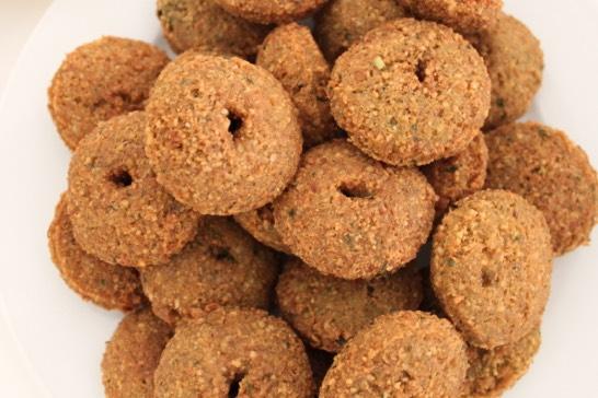 Falafel 500 g kikärtor 2 gula lökar 4 vitlöksklyftor 1 knippe persilja 1 msk salt 4 msk spiskummin 2 msk torkad koriander 0,5 l vatten 1 tsk bikarbonat 2 l olja till fritering 1.