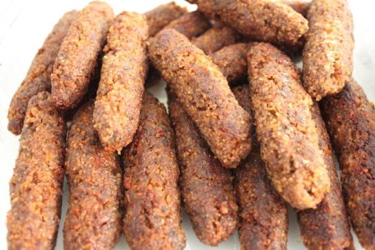 Kebbeh 3 dl bulgur 2 st gula lökar ½ kg nötfärs 2 nypor salt 2 nypor svartpeppar 2 nypor mynta 2 nypor paprika 4 msk smör grillspett Hacka löken och lägg i en bunke.