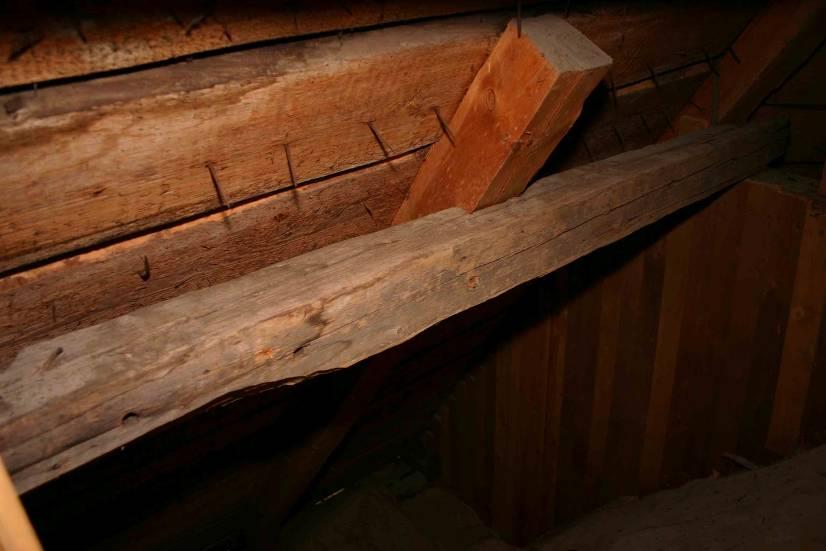 Fig. 16. Näs kyrka. Den södra halvan av bjälke 1. Änden till höger i bild vilar på takstolen i söder.