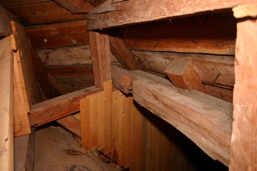 Fig. 18. Näs kyrka, bjälke 2. I bildens mitt vilar bjälkens norra ände på takstolen. Bakom bjälken skymtar den norra halvan av bjälke 1.