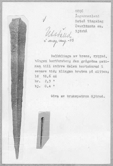 Fig. 22. Dolkklinga av brons hittad i Björkå, Överlännäs socken, Ångermanland. Katalogkort från SHM.