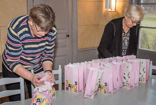 deltagare i årets julgransplundring. Tillställningen har vid det här laget hunnit bli en mycket uppskattad tradition bland enebybergarna.
