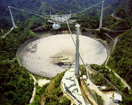 Radioteleskopet vid Arecibo på Puerto Rico var fram till 2016 världens största med en diameter av 305 m och har figurerat till exempel i filmen GoldenEye från 1995.