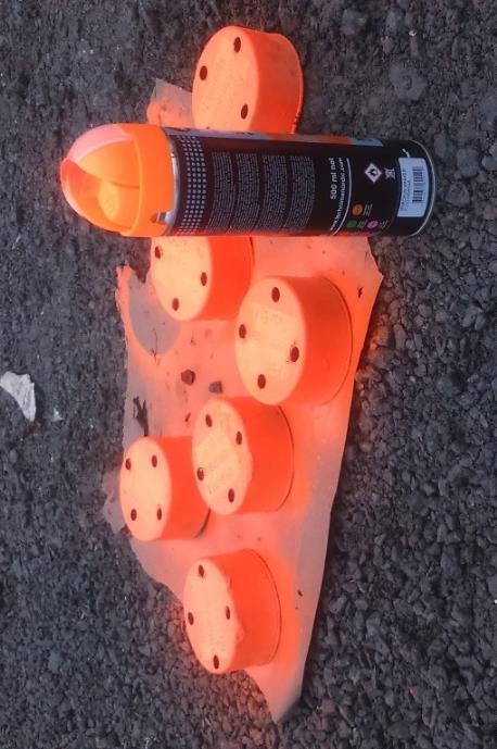 golvavjämningen avvikande färg.