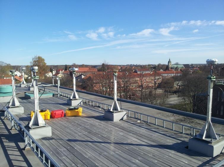 2.2 Testområde Fältstudien utfördes på antennkalibreringsfältets pelare på Lantmäteriets tak i Gävle, se figur 3.