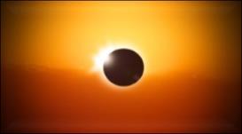 1. Förmörkelser Trots att solen ligger mycket längre bort från jorden än vad månen gör ser de ungefär lika stora ut på himlen eftersom solen är mycket större.