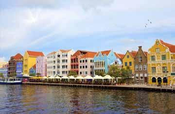 Strosa i hamnen flytande marknad med affärer och museum. Det här är ett övernattningsstopp så vi har två dagar att utforska Willemstad.