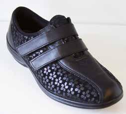 För en normal till bred fot. Två lite mjukare skor med diskret blommönster. Tåpartiet är gjort i ett mjukt material och resten av skon är i skinn.