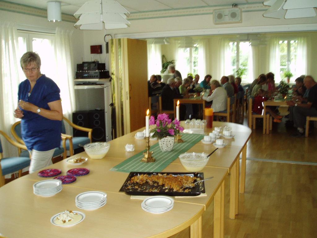Men plötsligt var vi i Strömstad och steg ur vid kyrkan. Togs emot av präst och diakon som berättade för oss om kyrkan.det är tydligt att den gemensamma utflykten från vardagen är mycket uppskattad.