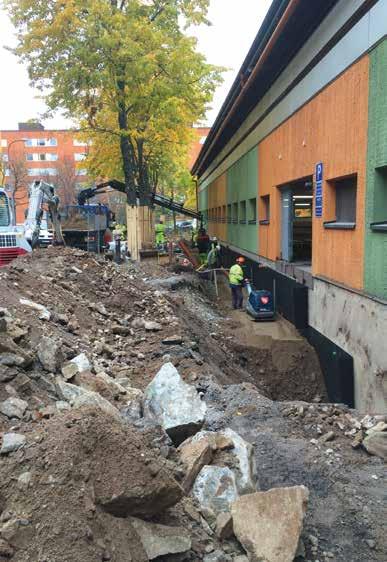 Grävskopan schaktar för nya markbrunnar mot Stavangervägen. Arbete med tätskiktsystemet utanför garaget som vätter mot Stavangergatan. Bromattan, membranisoleringen, läggs på i tätskiktningen.