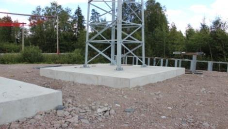3.11 Stolpar och fundament Ett flertal rapporter beskriver avvikelser mot kontraktskrav på stolpar och fundament. Exempel är: Avkapade grundbultar i fundament. Låga foderrör och stag.