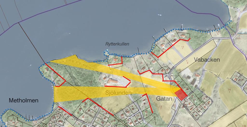 Redovisning av befintliga stråk (gulorange) mellan den aktuella fastigheten (rödmarkerad) och strandlinjen. Fastigheten bedöms vara avskärmad från stranden av befintlig bebyggelse i övriga riktningar.
