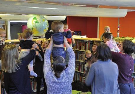 Biblioteket samarbetar med verksamheter i kommunen som vänder sig till barn och unga men också till föräldrar. Biblioteket fungerar som social mötesplats för barn och unga och deras föräldrar.