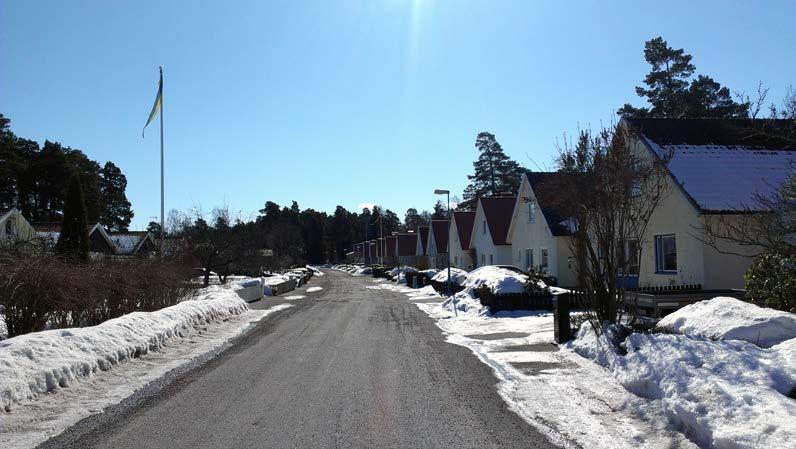 Eskilstuna kommun 11 (18) Bild på kedjehusen som ligger längst Ringvägen. Inom planområdet är det gator med små trafikflöden som huvudsakligen tillhör villabebyggelsen.