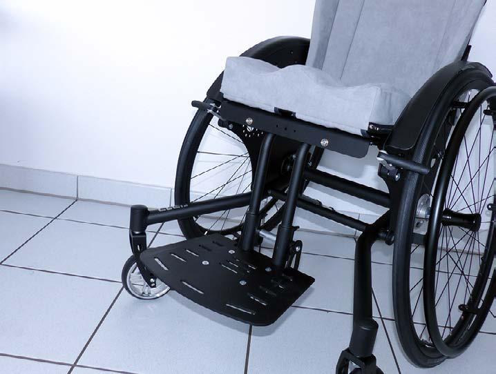 Fäll sedan ned fotplattan och placera fötterna på den. Korrigera sittpositionen vid behov.