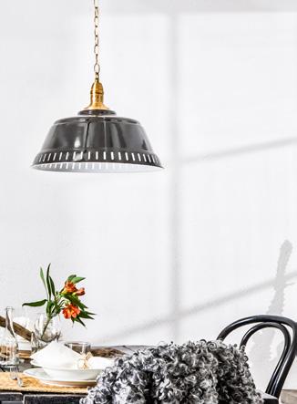Pot i plåt med lampsladd i kedja och fäste i mässing, s. 4 5.