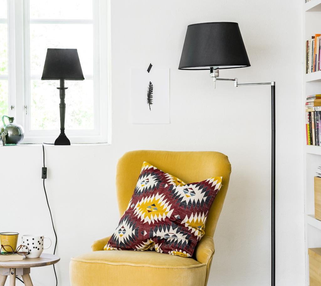 Sving En funktionell golvlampa med strömbrytare på sockeln och