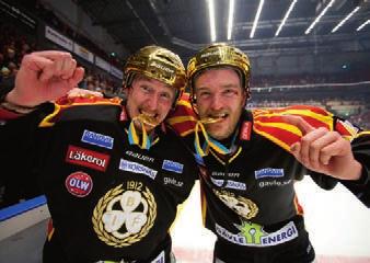 Tröjan överlämnades av Tord Lundström som också gjorde ett symboliskt nedsläpp i matchen.