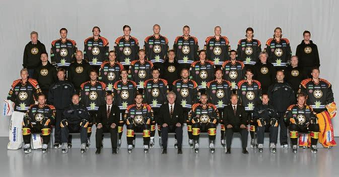 Rad 3: Jens Östling (Material), Mattias Pettersson (Material), Sebastian Enterfeldt, Sebastian Lauritzen, Claes Rahm (Fystränare), Victor Berglind, Ryan Gunderson, Glenn Hellström (Massör), Torbjörn