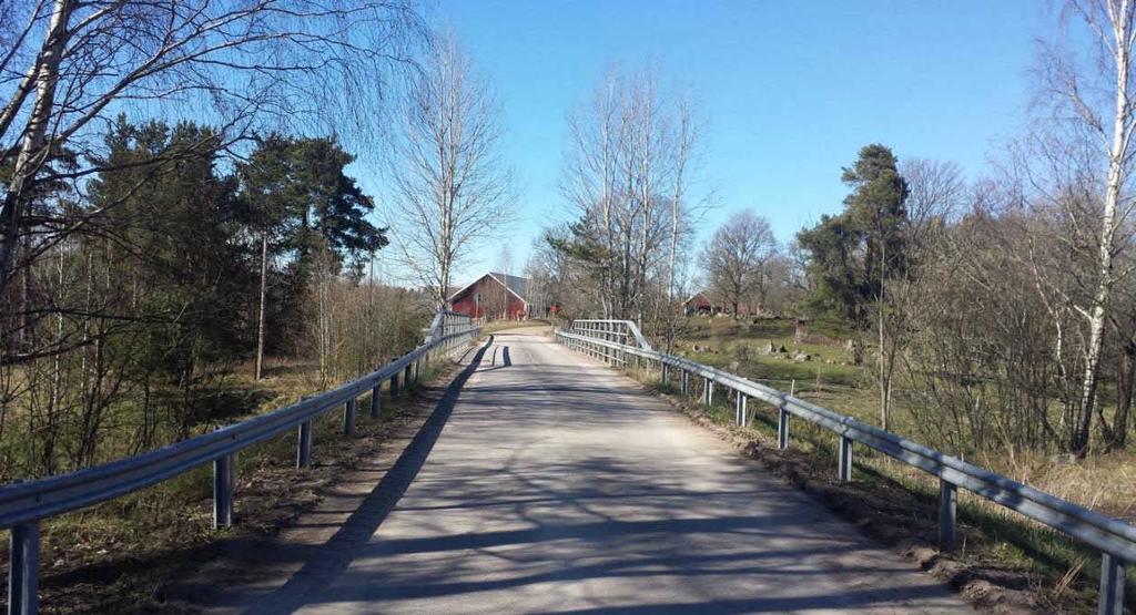 Inga fysiska intrång sker i riksintresseområdet Karleby, varken i bebyggelsemiljön eller i den omgivande odlingsmarken. E20 kommer fortsatt att huvudsakligen gå i samma sträckning på berört avsnitt.