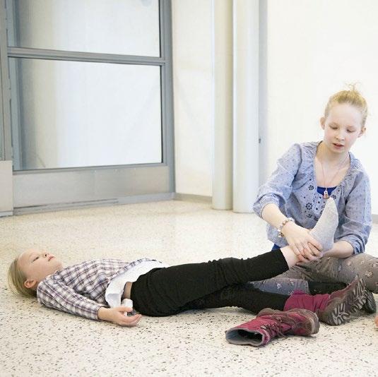 4 Första hjälpen och hälsa Med hjälp av timplanen Att kunna hjälpa! lär du enkelt eleverna första hjälpen. 1. Första hjälpen och hälsa Att kunna hjälpa! Första hjälpen är en viktig medborgarfärdighet.