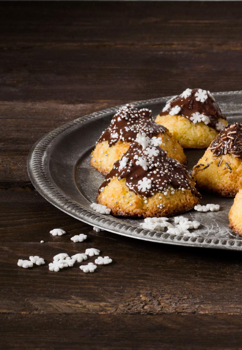 45 Kokostoppar med apelsin och choklad 12 stora toppar Ugn: 175 1 200 g kokosflingor 1 50 g smör, smält 1 1 ½ dl strösocker 1 2 ägg 1 1 apelsin, finrivet skal Topping: 1 100 g mörk choklad, Odense