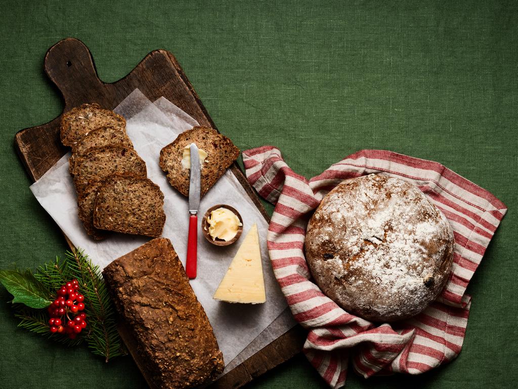 15 Glutenfri filmjölkslimpa 1 bröd Tid: 15 + 1 tim i ugnen Ugn: 200 1 1 dl kärnfria dadlar (ca 75 g) 1 5 dl filmjölk 2 tsk brödkum 1 tsk salt 6 dl glutenfri mjölmix (ca 300 g), 1 2 dl glutenfria