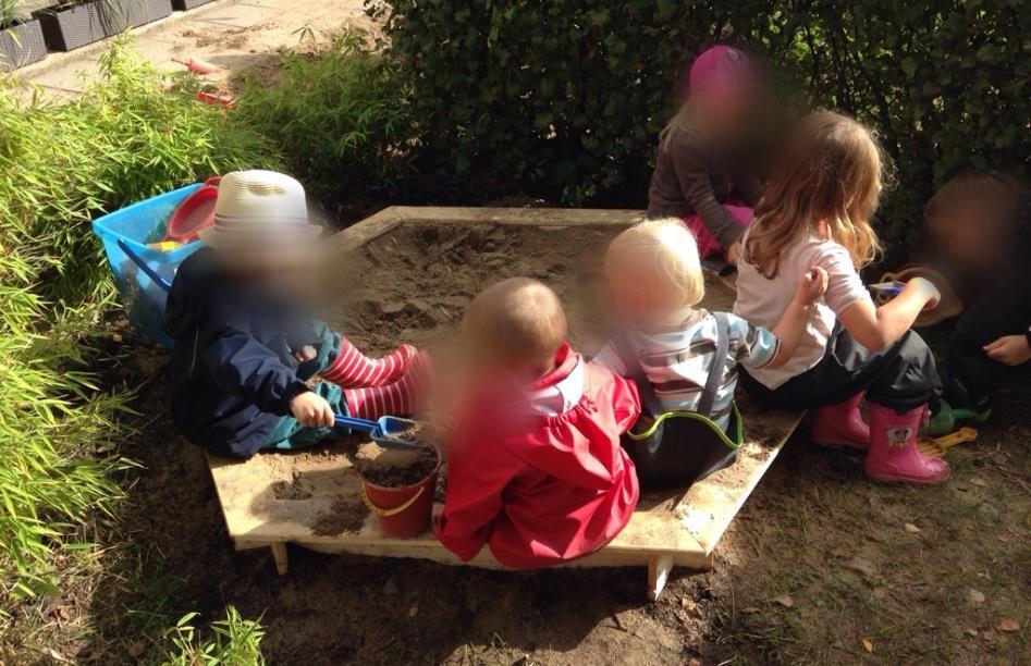 Nu har barnen en liten men trygg plats som är inbjudande att gräva på!