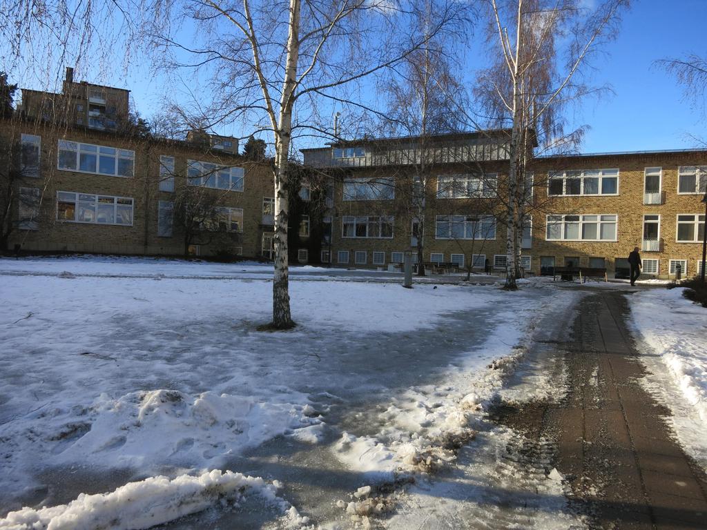 Förstudie Kv Braxen 2 Platsen Fastigheten Kv Braxen 2 gränsar mot Nyköpingsvägen, Mariekällgatan och parkmark med ett gångstråk som förbinder de två gatorna.