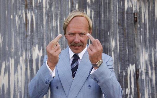 Ett pensionärspars monotona vardag skildrat i en stillasittande roadmovie med härliga Roy Andersson-vibbar.