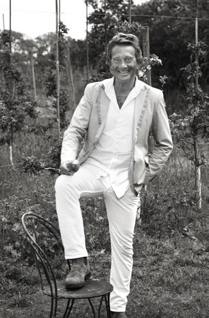 För sin författargärning har han belönats med Aftonbladets litteraturpris 1989 och Augustpriset 1994.