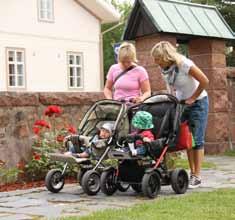 Lägergården består av huvudbyggnad, två logiannex, kyrka och strandbastu.