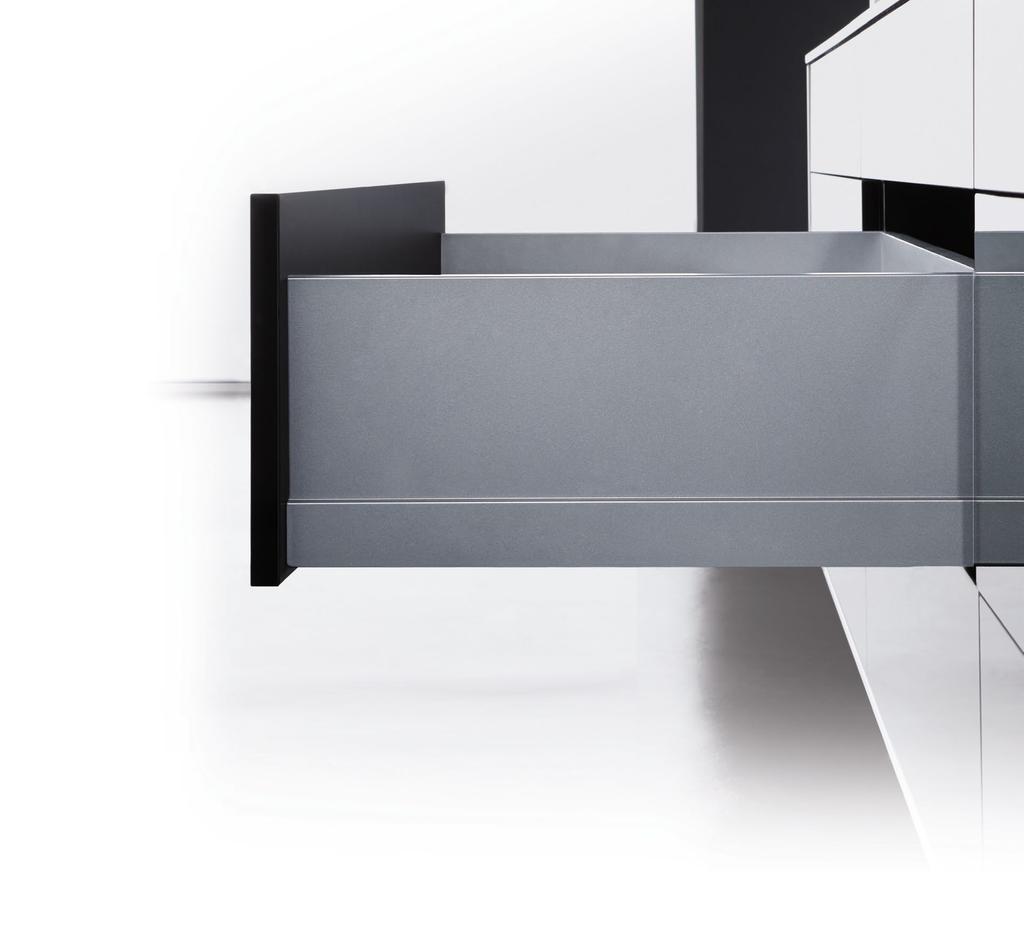 Sida II/III Jürgen Mischi, produktchef för lådsystemen, lät sig inspireras av den kända formgivningstesen formen följer funktionen. Design och funktionalitet går hand i hand.